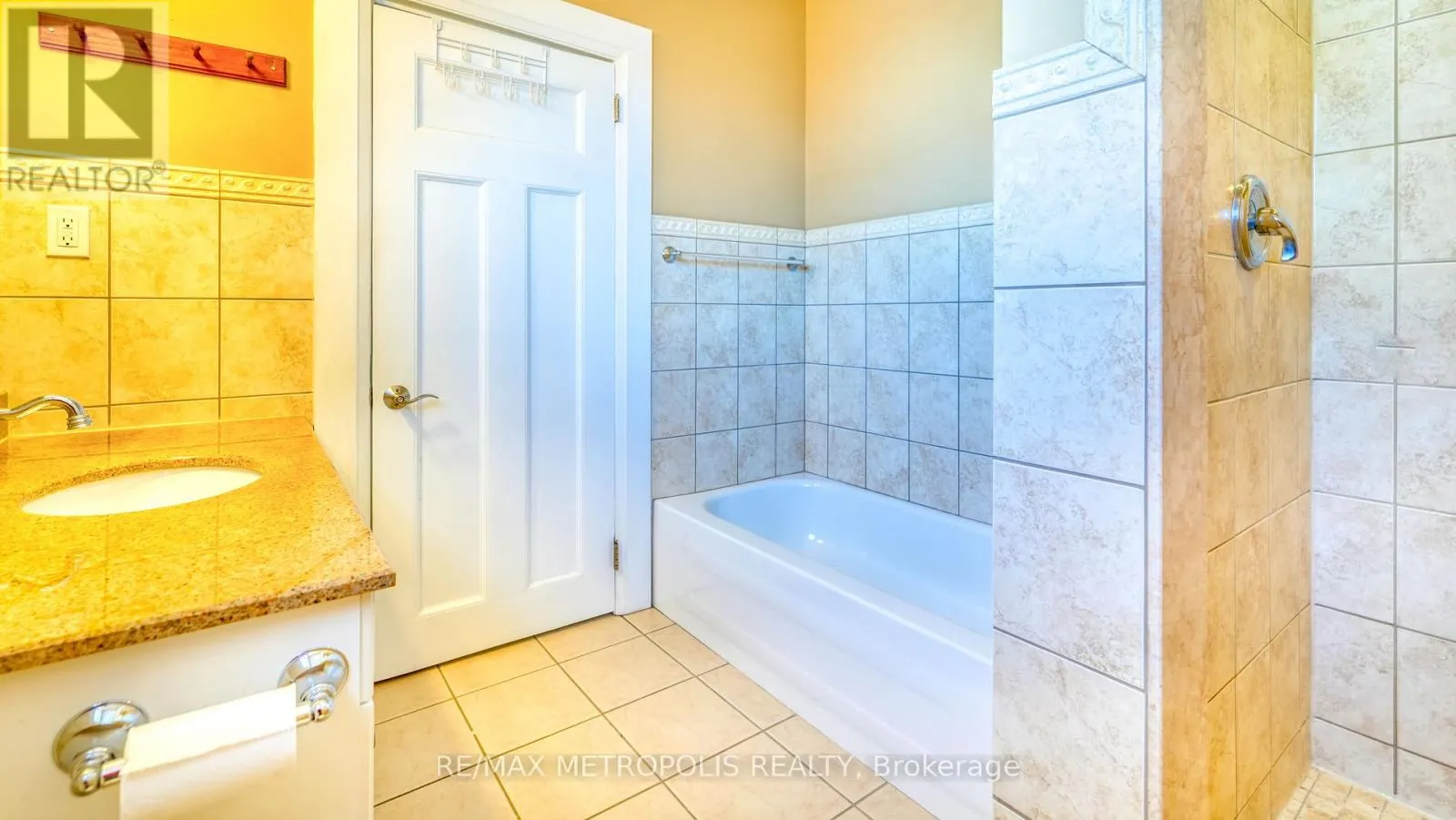 UPPER #3 - 1110 SIMCOE STREET S
