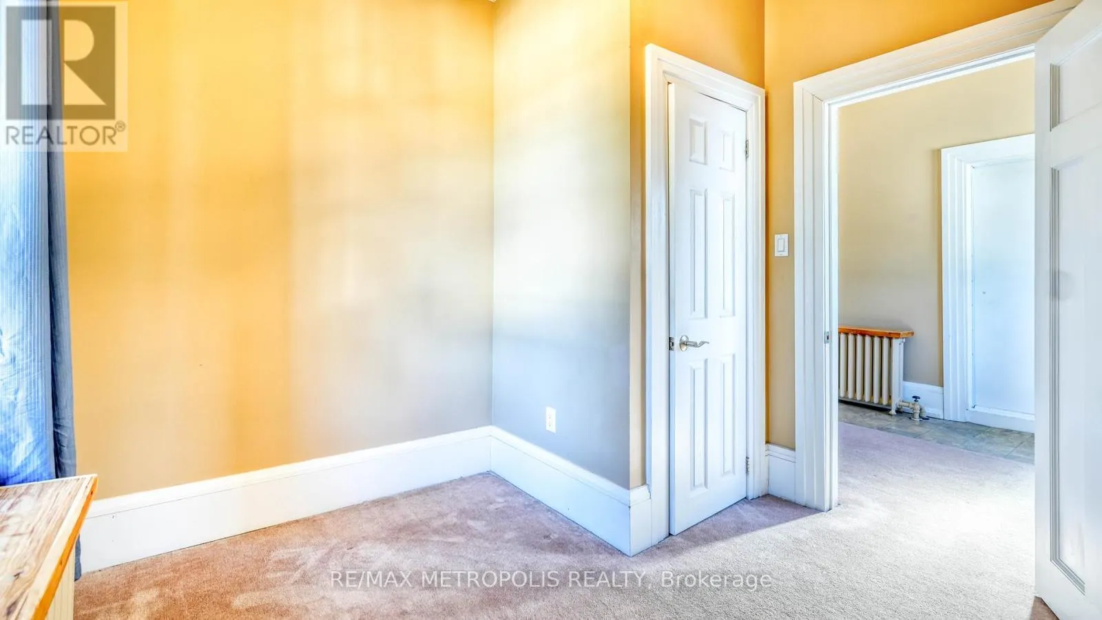 UPPER #3 - 1110 SIMCOE STREET S