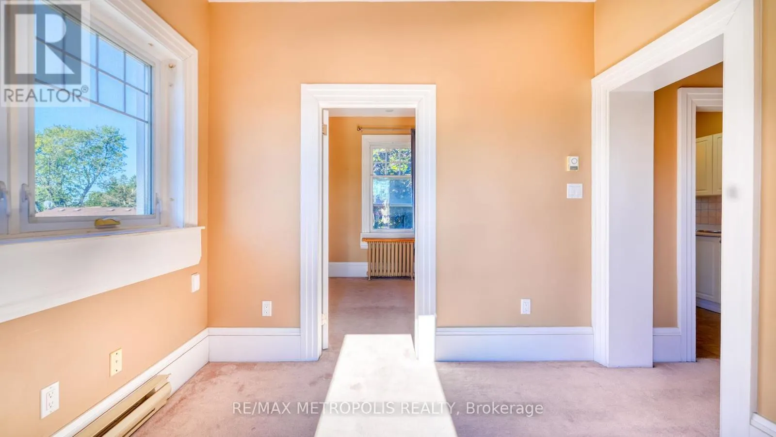 UPPER #3 - 1110 SIMCOE STREET S