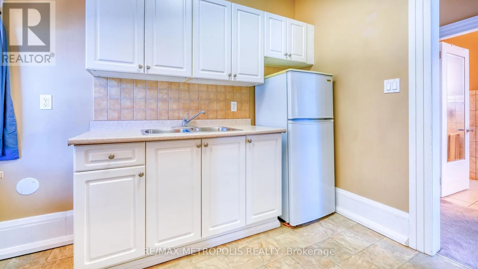UPPER #3 - 1110 SIMCOE STREET S