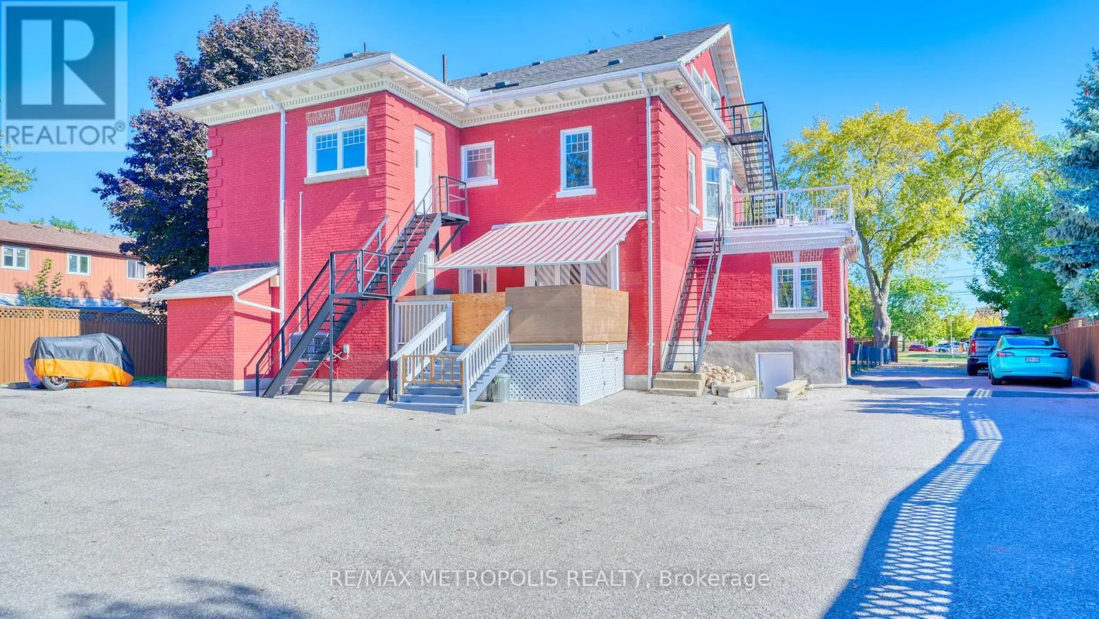 UPPER #3 - 1110 SIMCOE STREET S