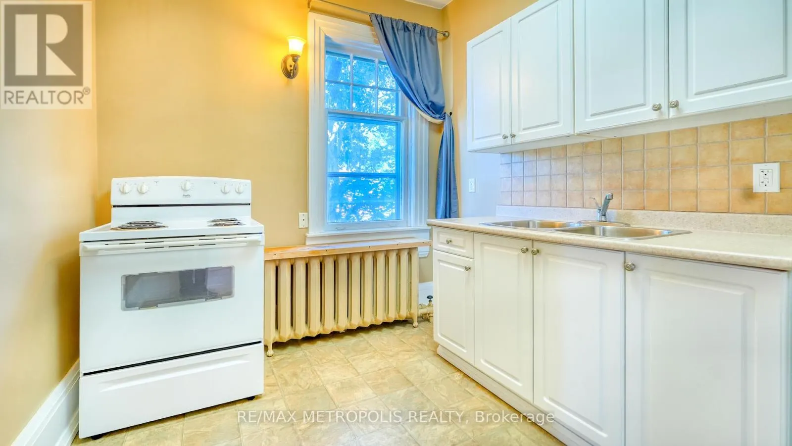 UPPER #3 - 1110 SIMCOE STREET S