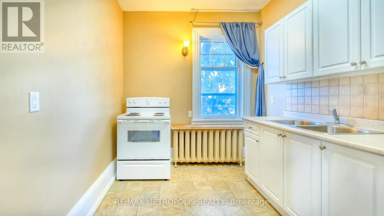 UPPER #3 - 1110 SIMCOE STREET S