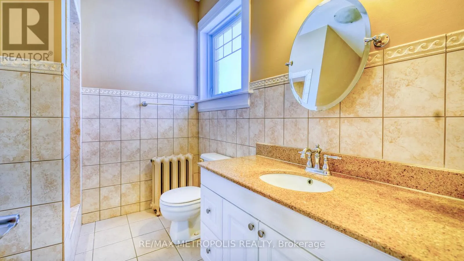 UPPER #3 - 1110 SIMCOE STREET S