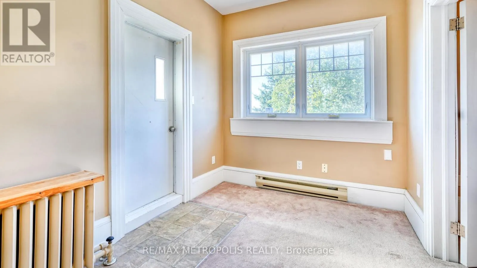 UPPER #3 - 1110 SIMCOE STREET S