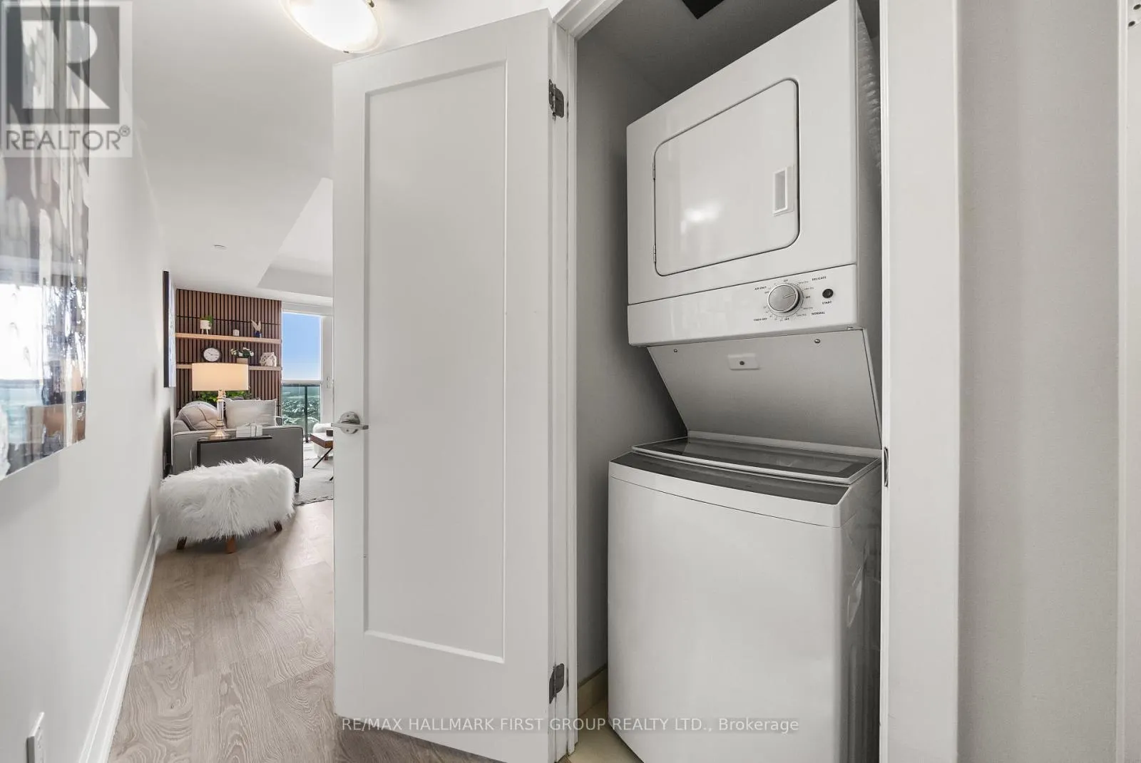 1220 - 2550 SIMCOE STREET N