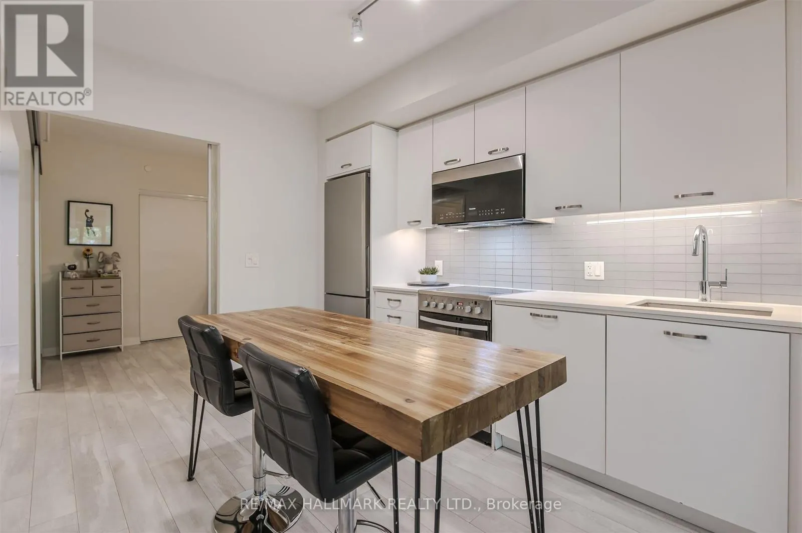 321 - 1630 QUEEN STREET E