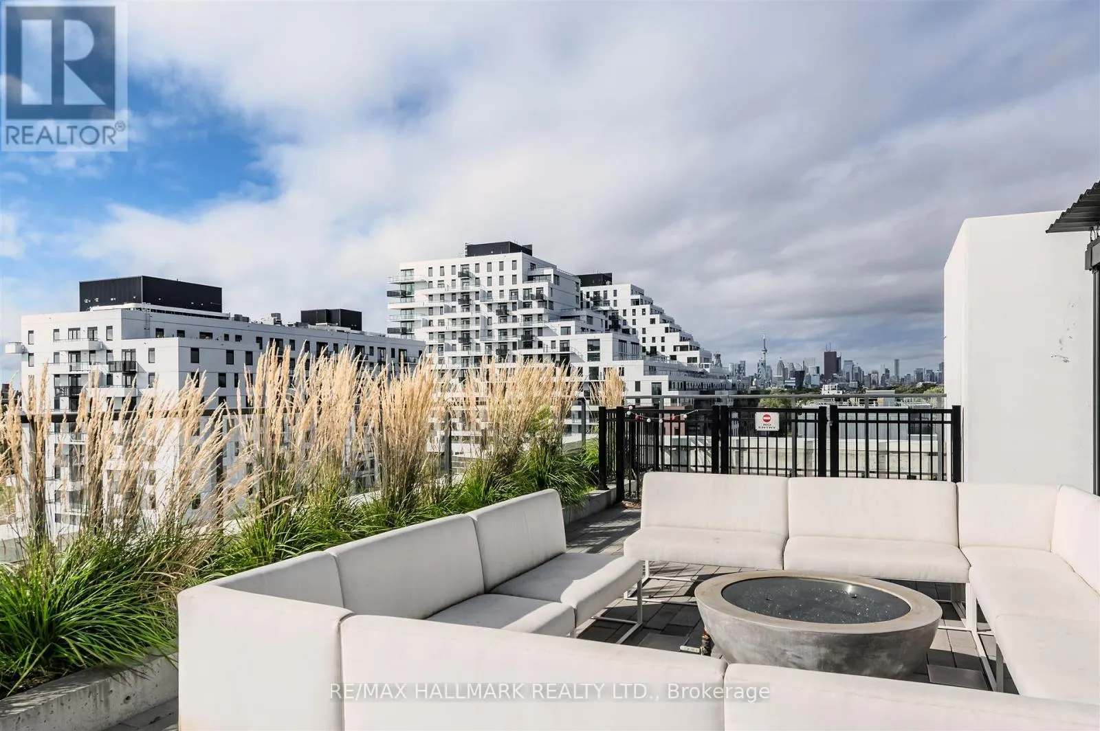321 - 1630 QUEEN STREET E