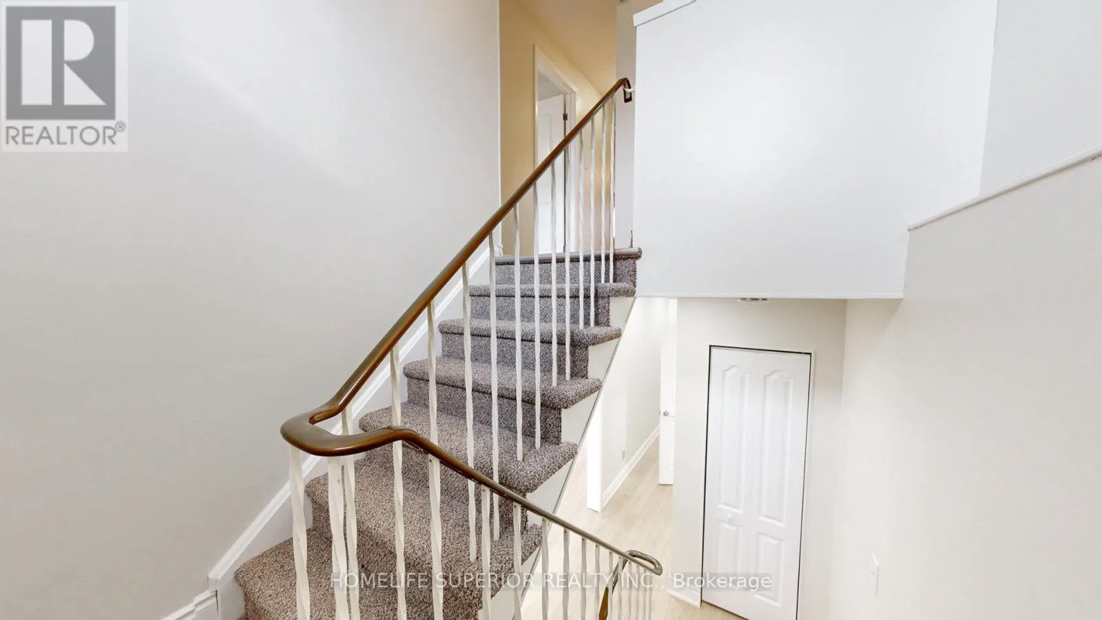 380 VANCOUVER CRESCENT