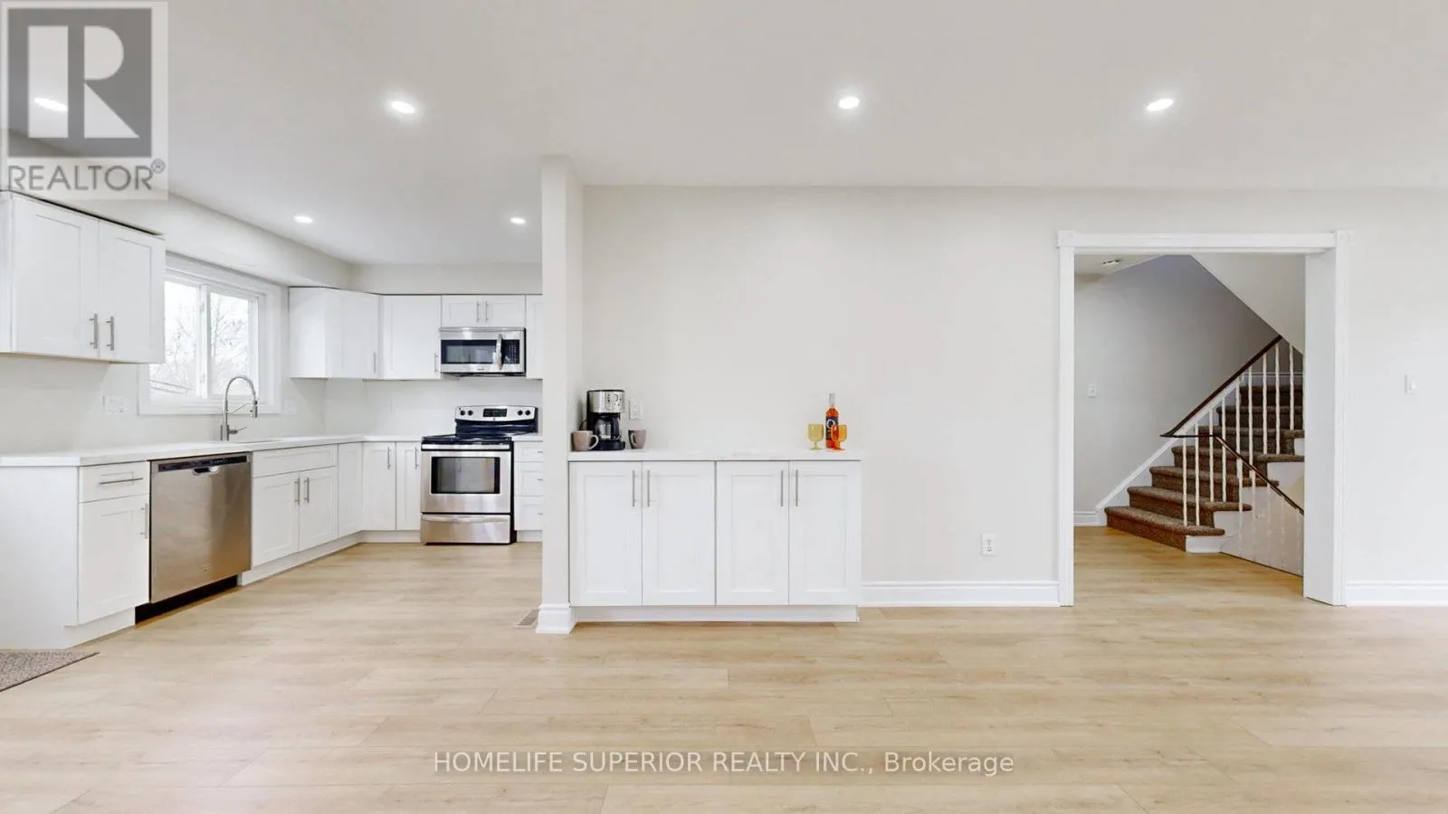 380 VANCOUVER CRESCENT