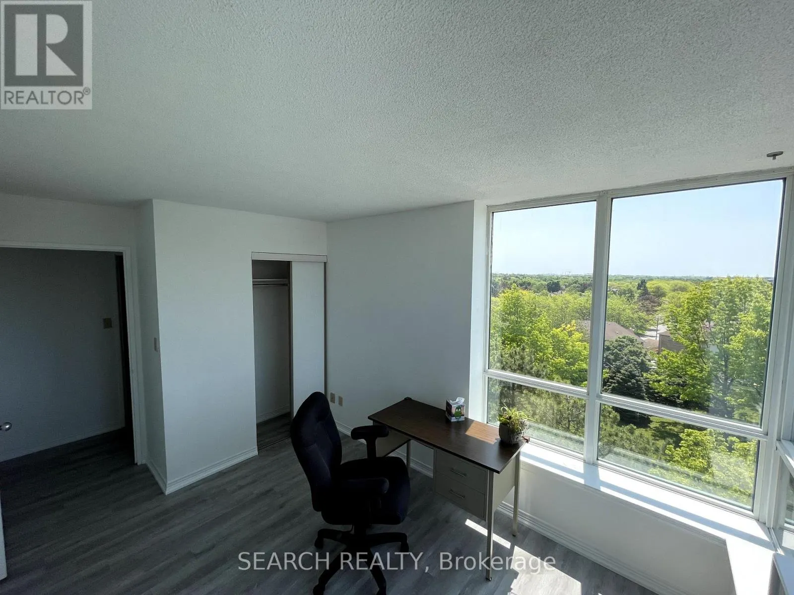 505 - 711 ROSSLAND ROAD E