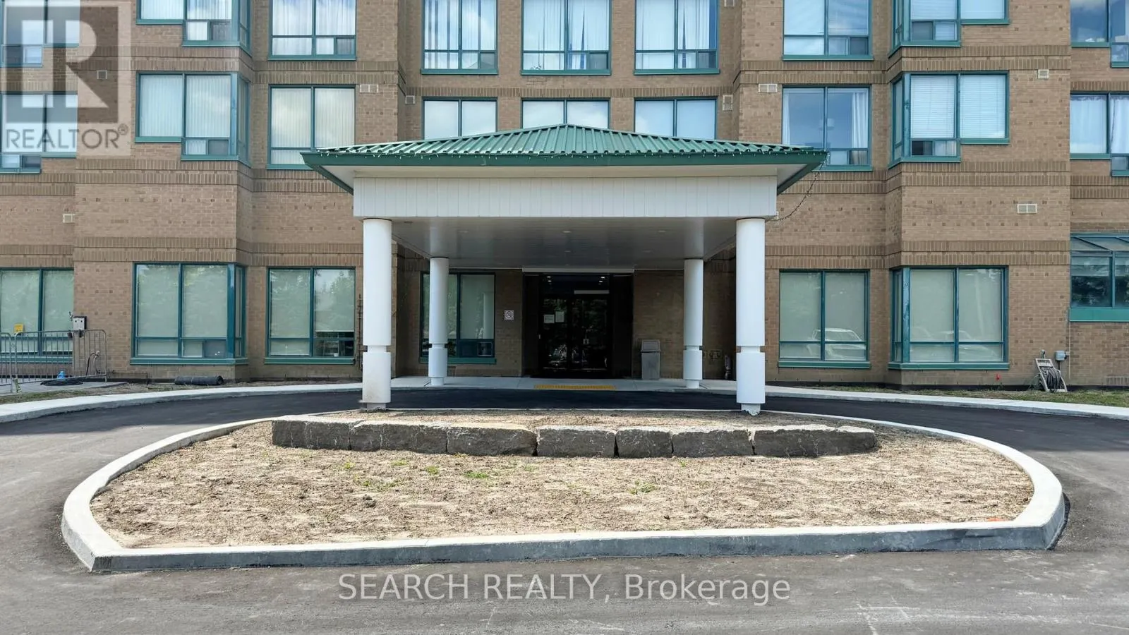 505 - 711 ROSSLAND ROAD E