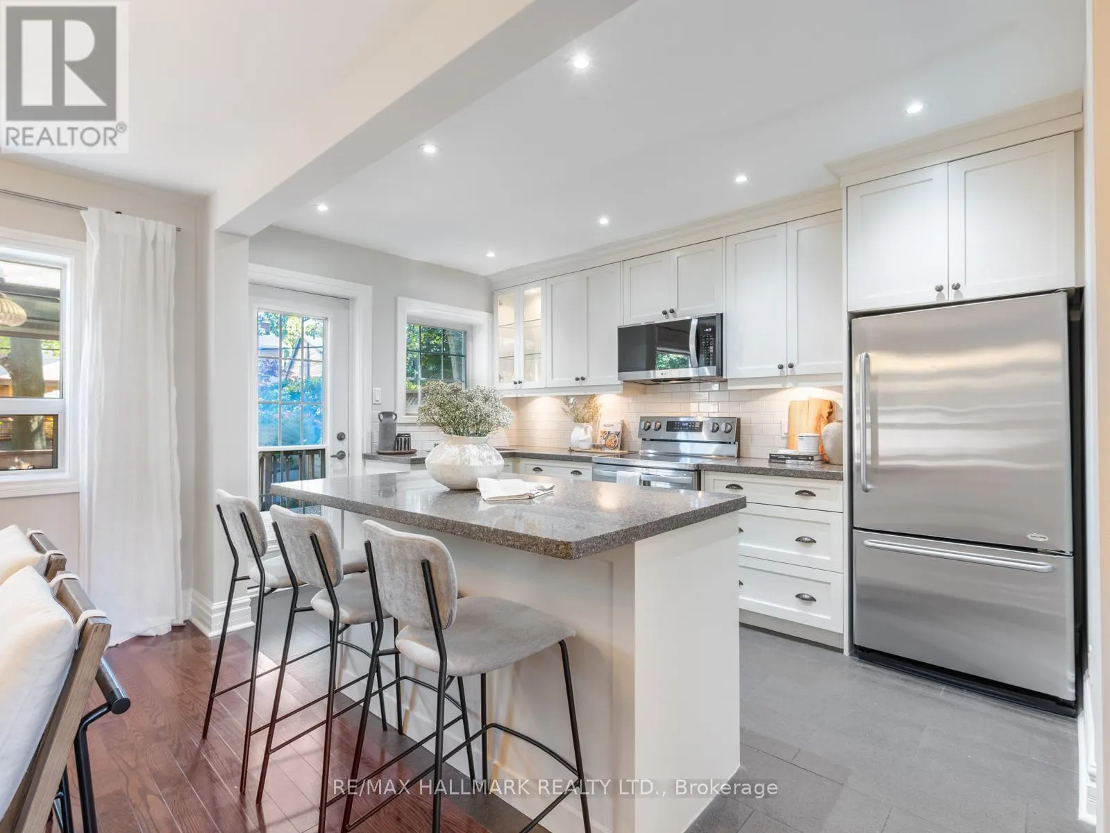 215 GOLFVIEW AVENUE