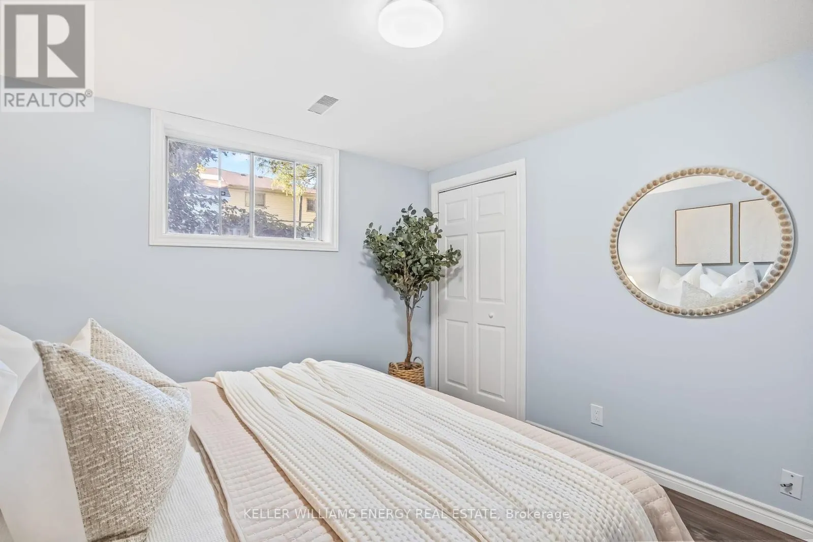 6 FAIRBAIRN COURT