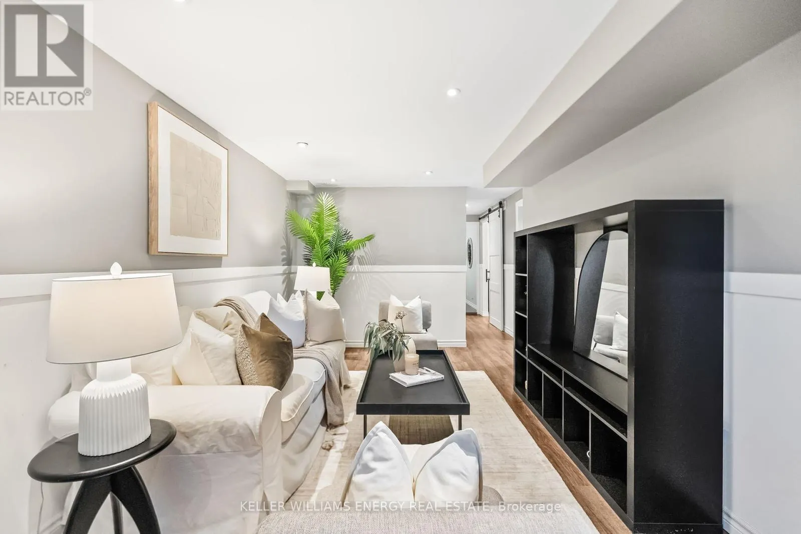 6 FAIRBAIRN COURT
