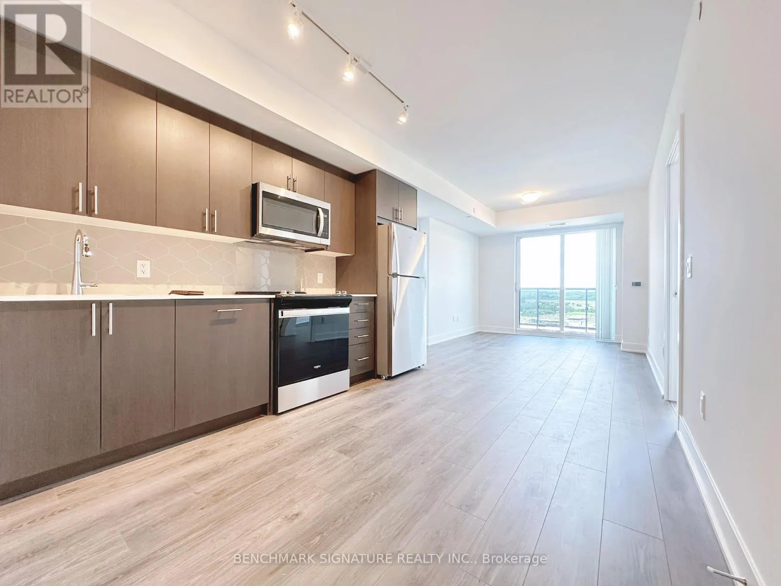 2318 - 2545 SIMCOE STREET N