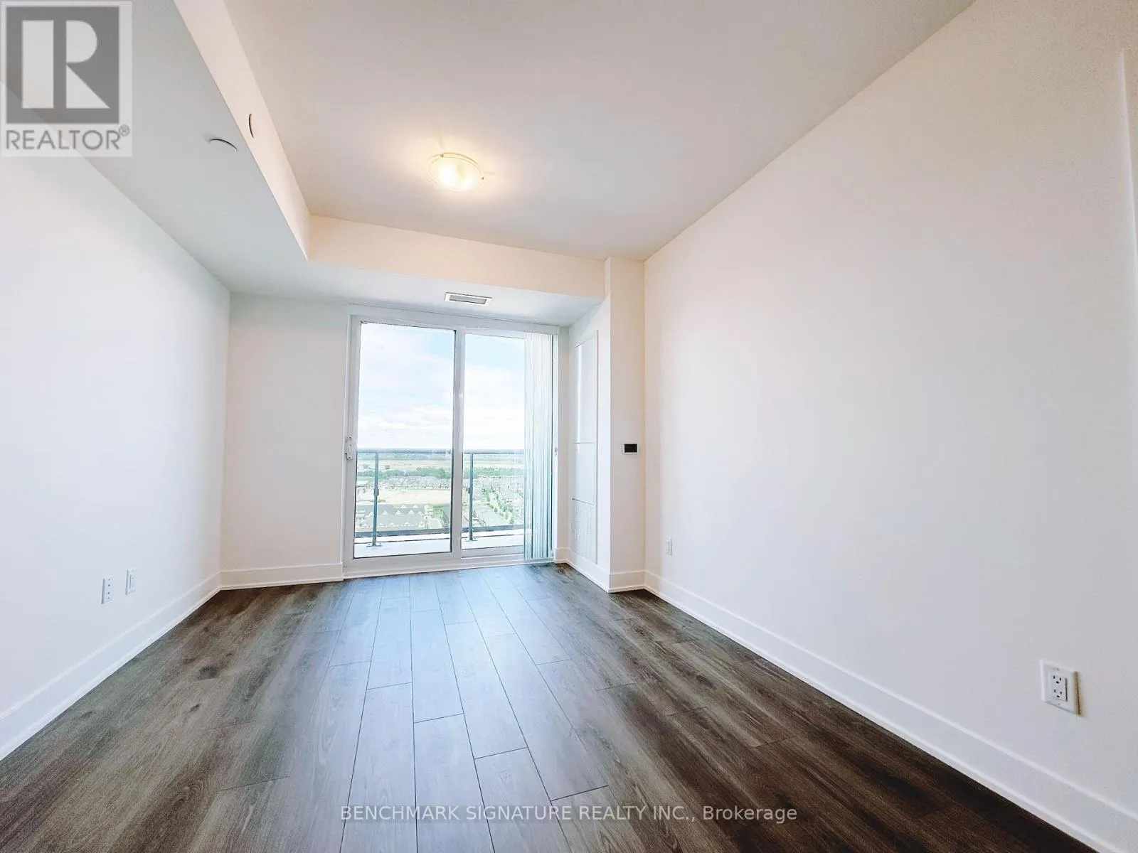 2318 - 2545 SIMCOE STREET N