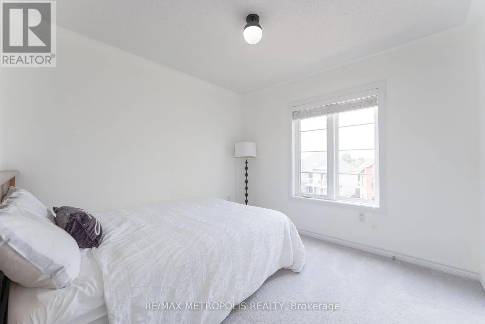 6 CORNERSIDE WAY