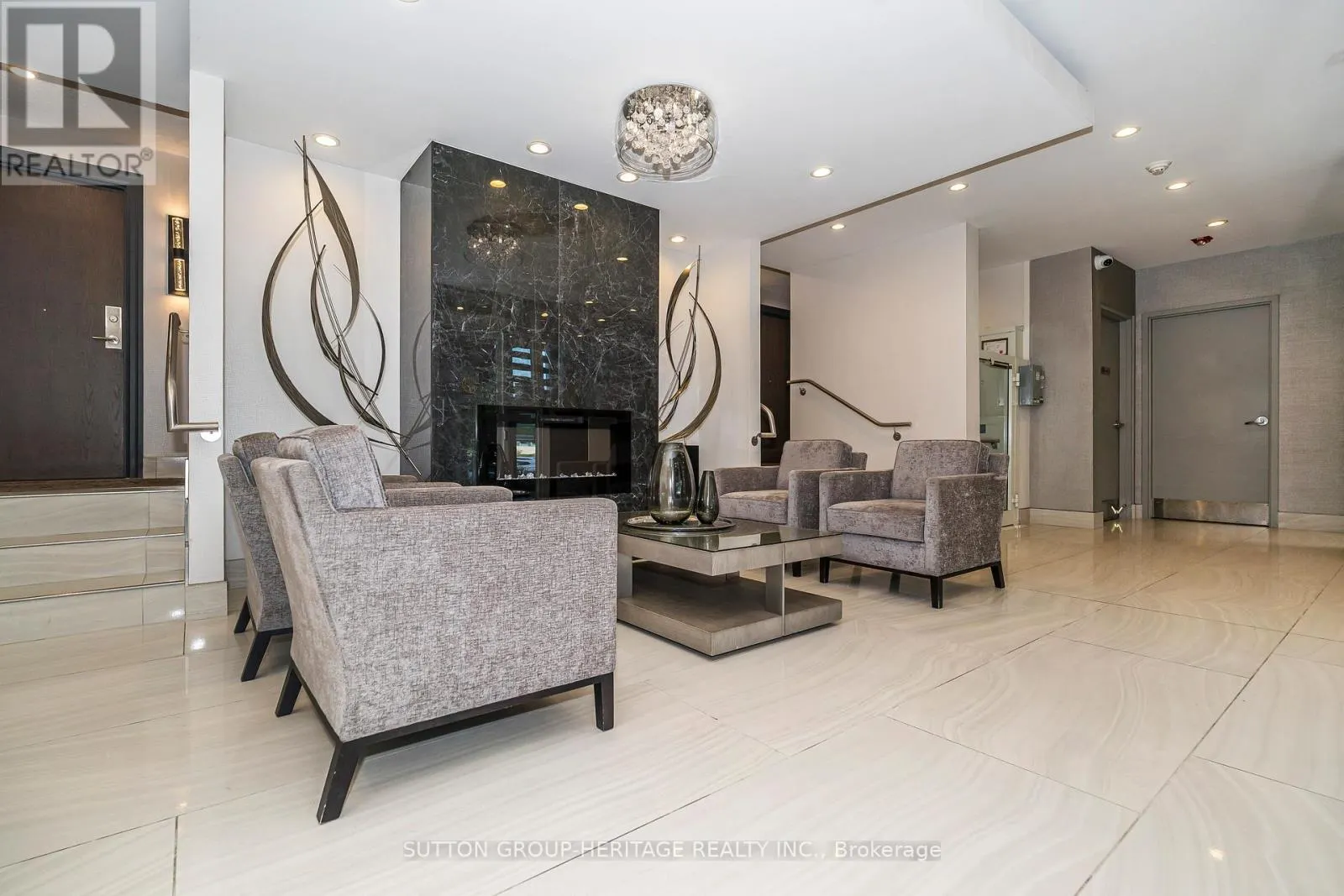 A02 - 340 WATSON STREET W