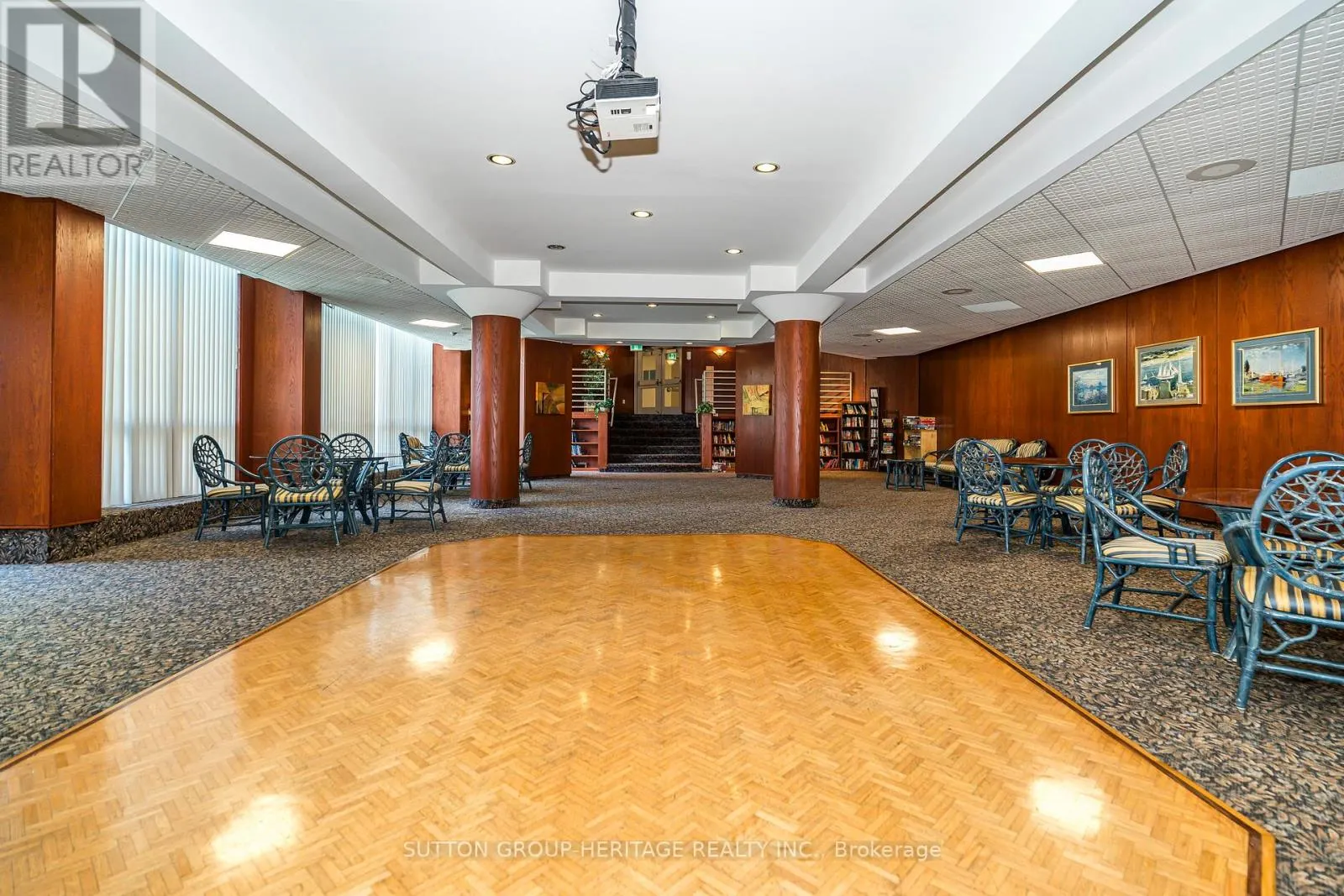 A02 - 340 WATSON STREET W