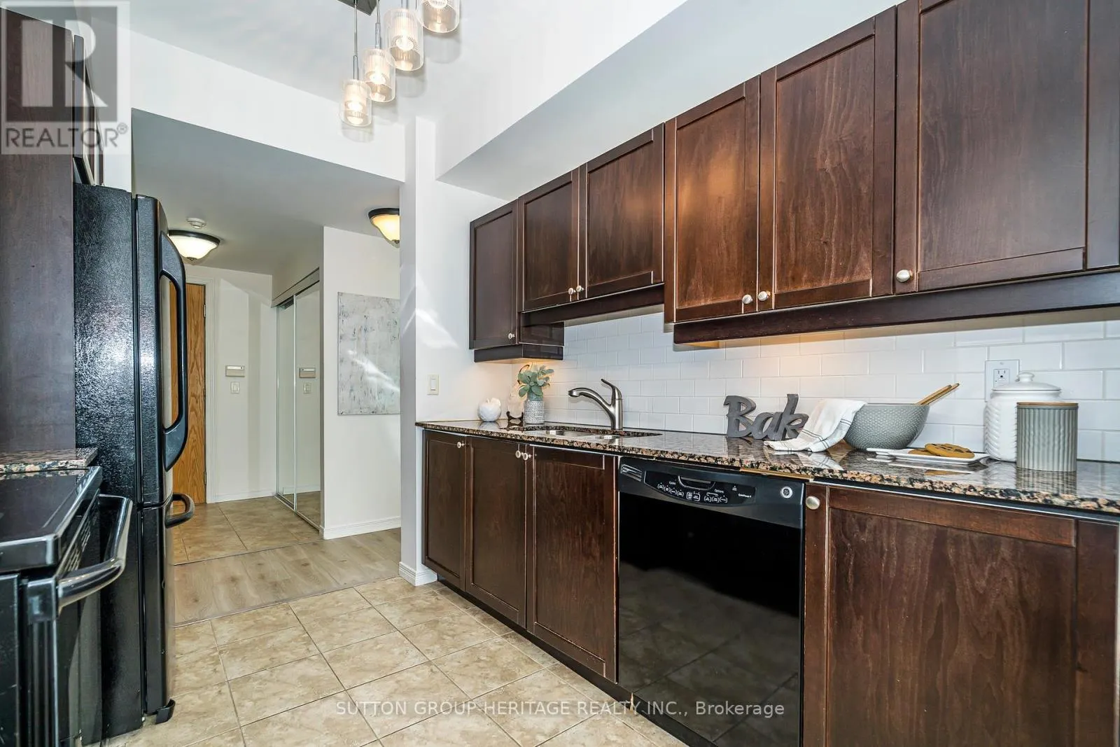 A02 - 340 WATSON STREET W