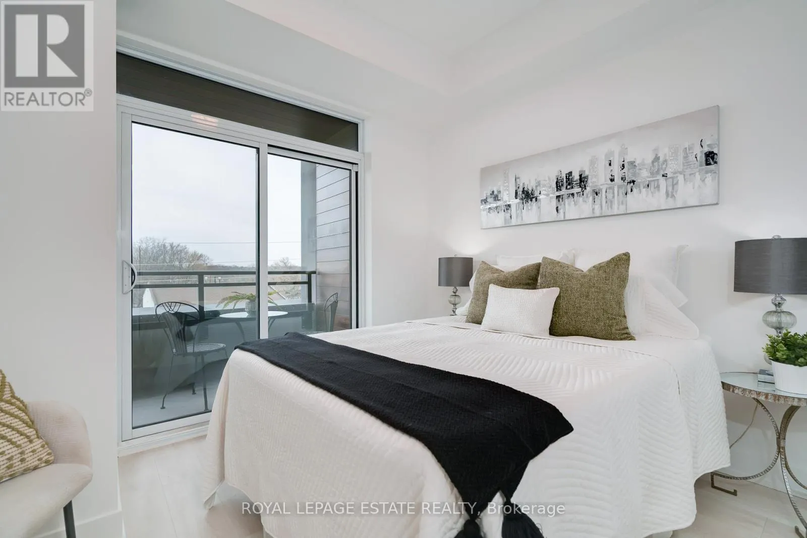 404 - 1285 QUEEN STREET E