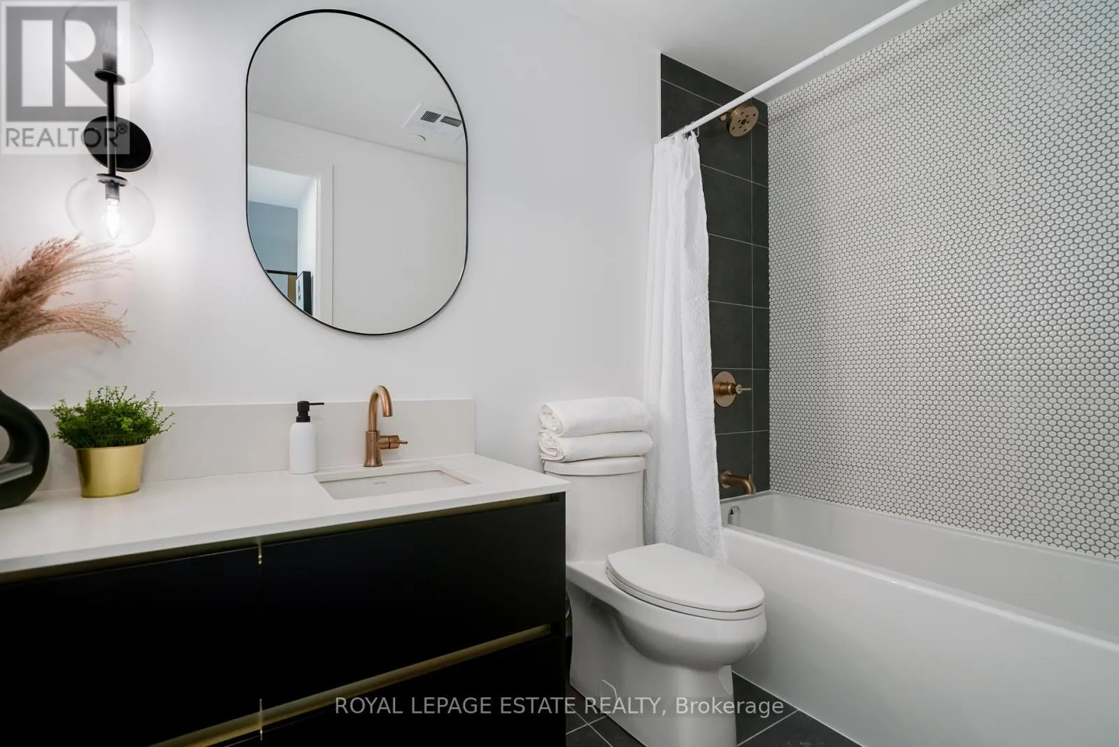 404 - 1285 QUEEN STREET E