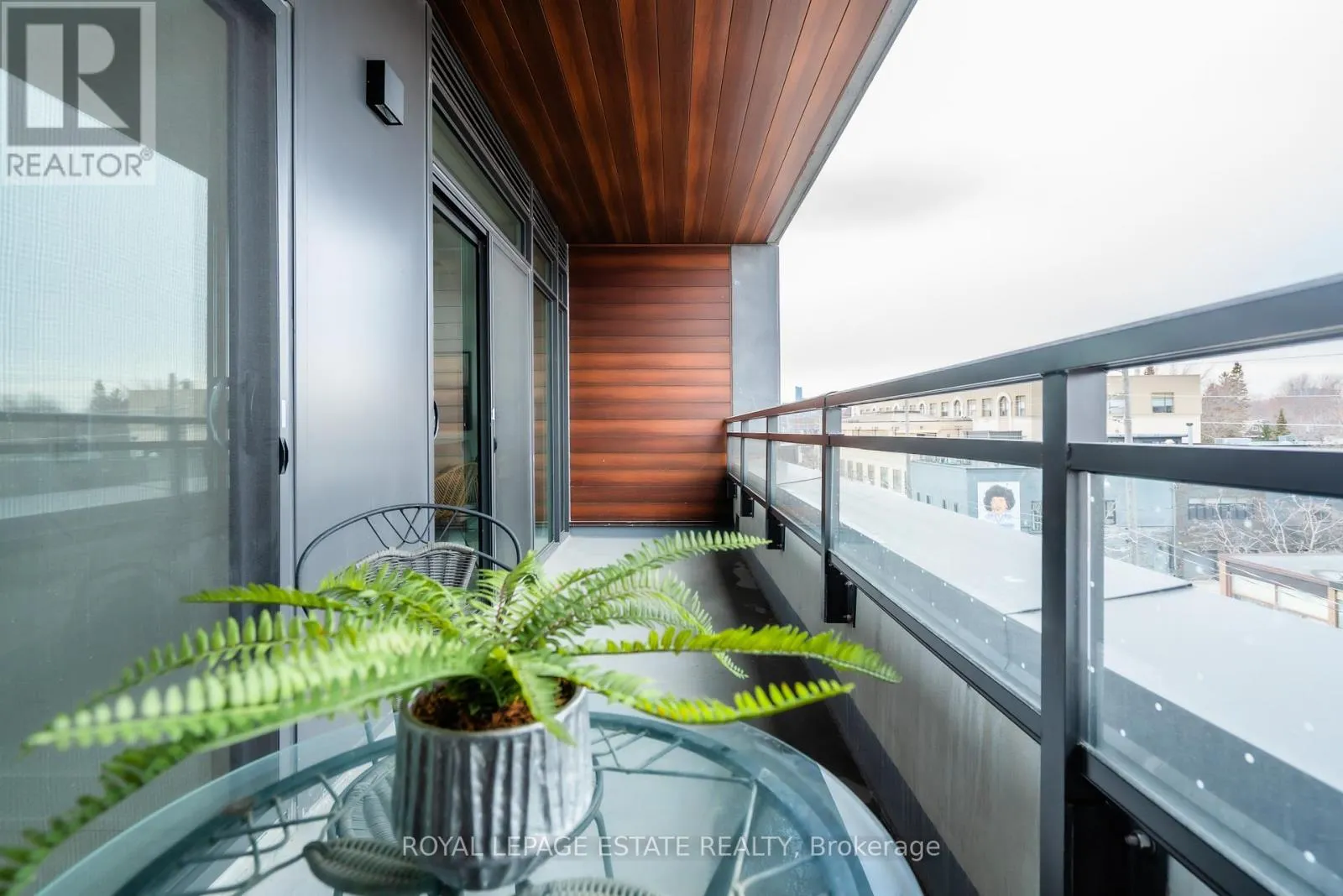 404 - 1285 QUEEN STREET E