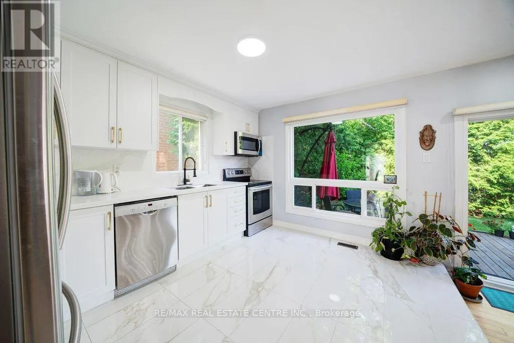 48 HETTERSLEY DRIVE W