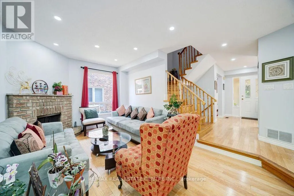 48 HETTERSLEY DRIVE W