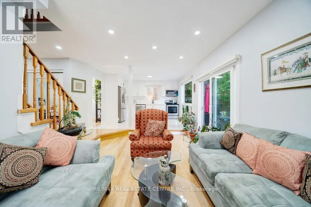 48 HETTERSLEY DRIVE W