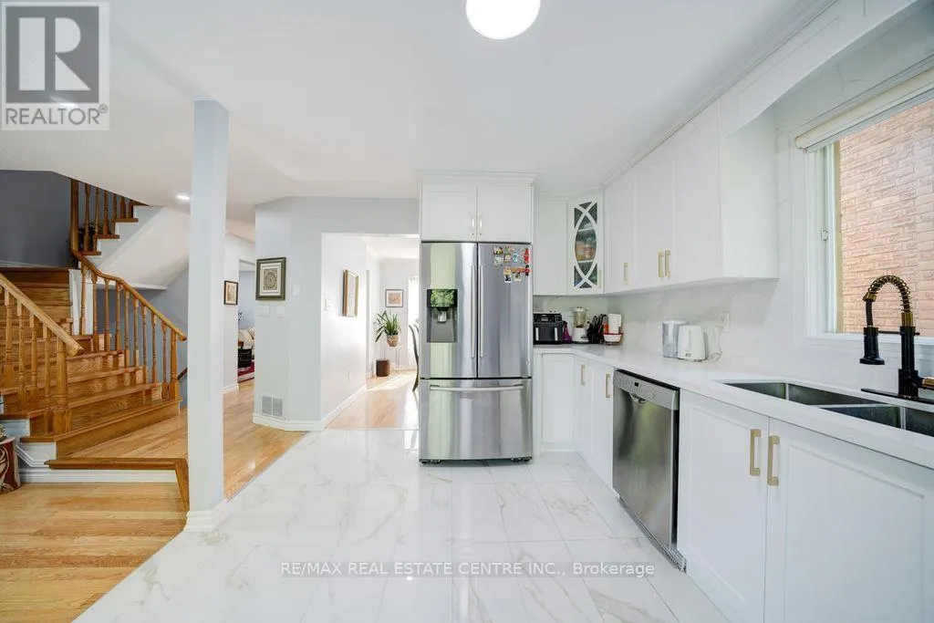 48 HETTERSLEY DRIVE W