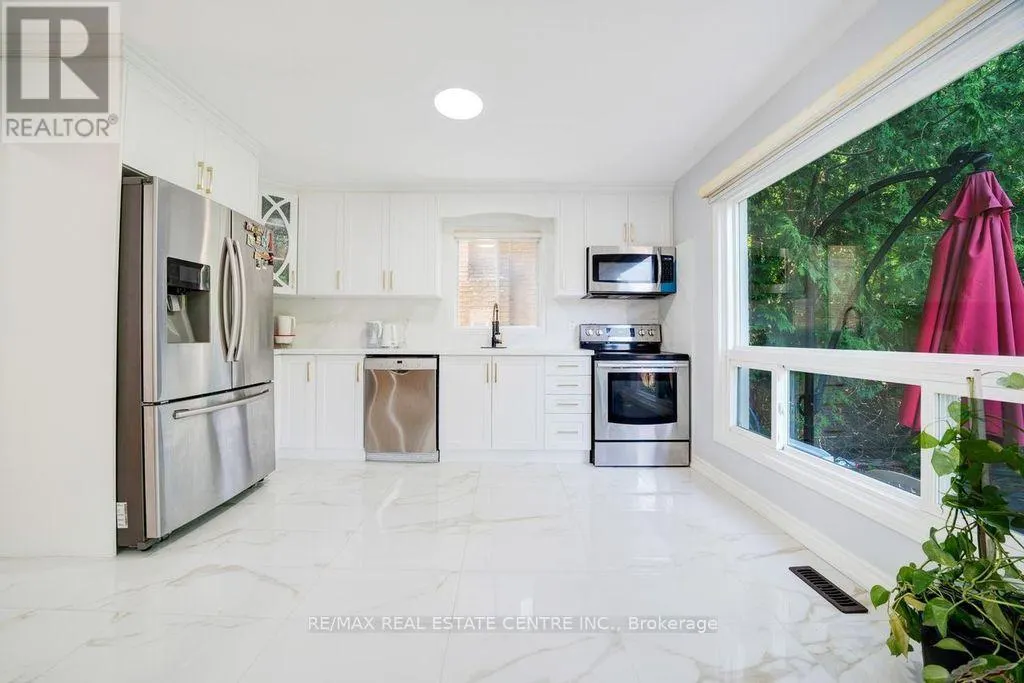 48 HETTERSLEY DRIVE W