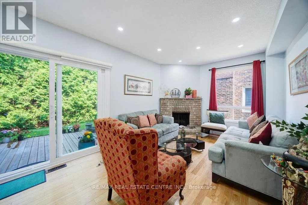 48 HETTERSLEY DRIVE W