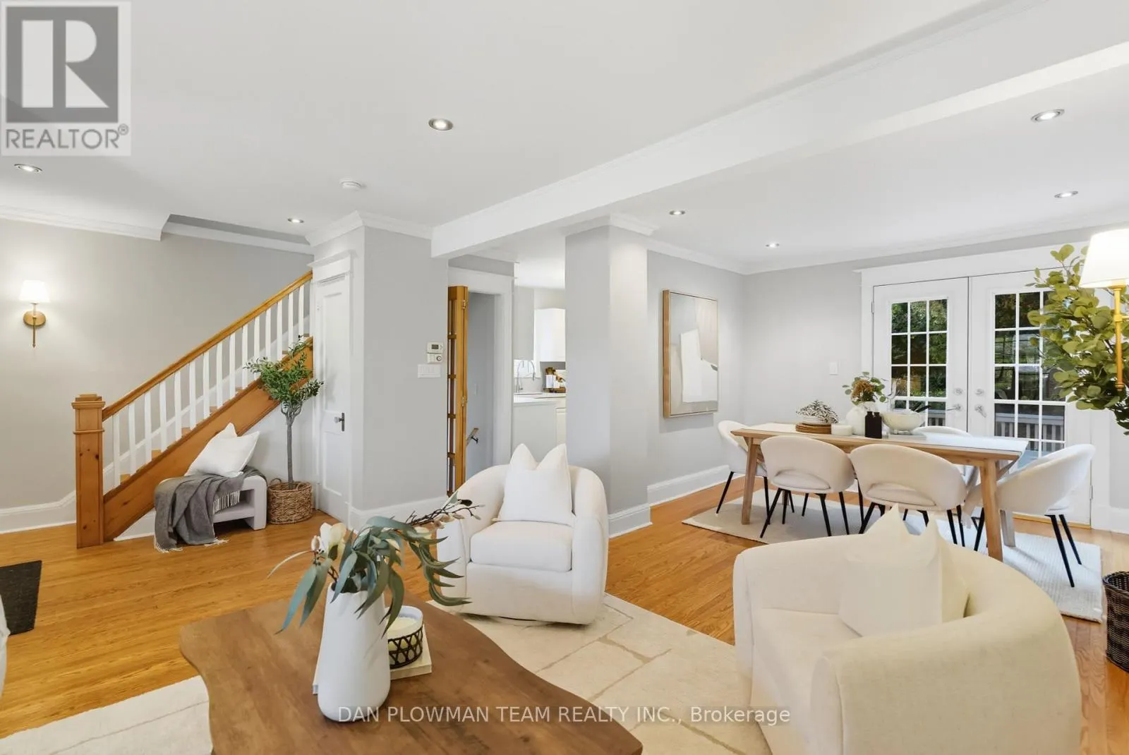 156 ROXBOROUGH AVENUE
