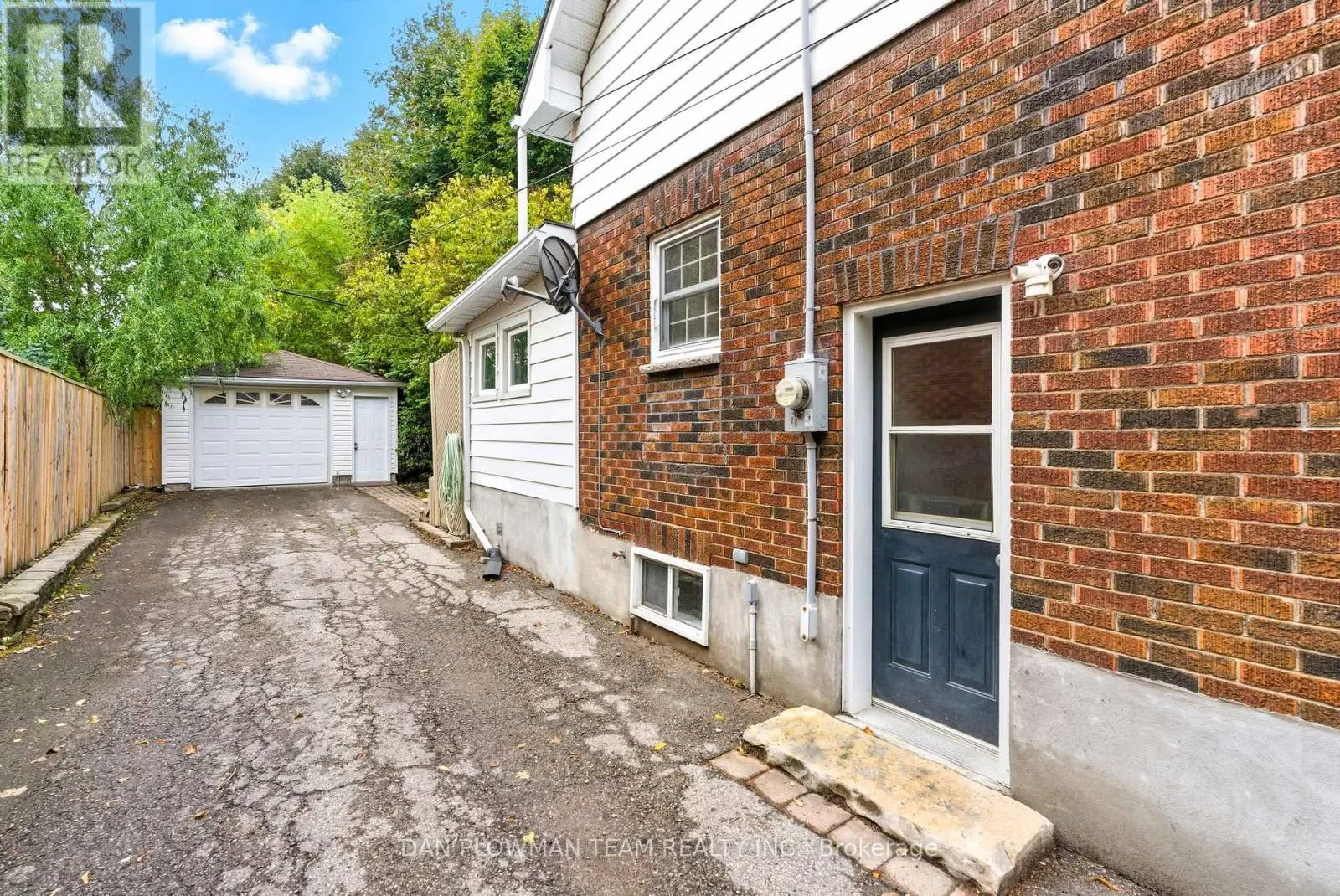 156 ROXBOROUGH AVENUE