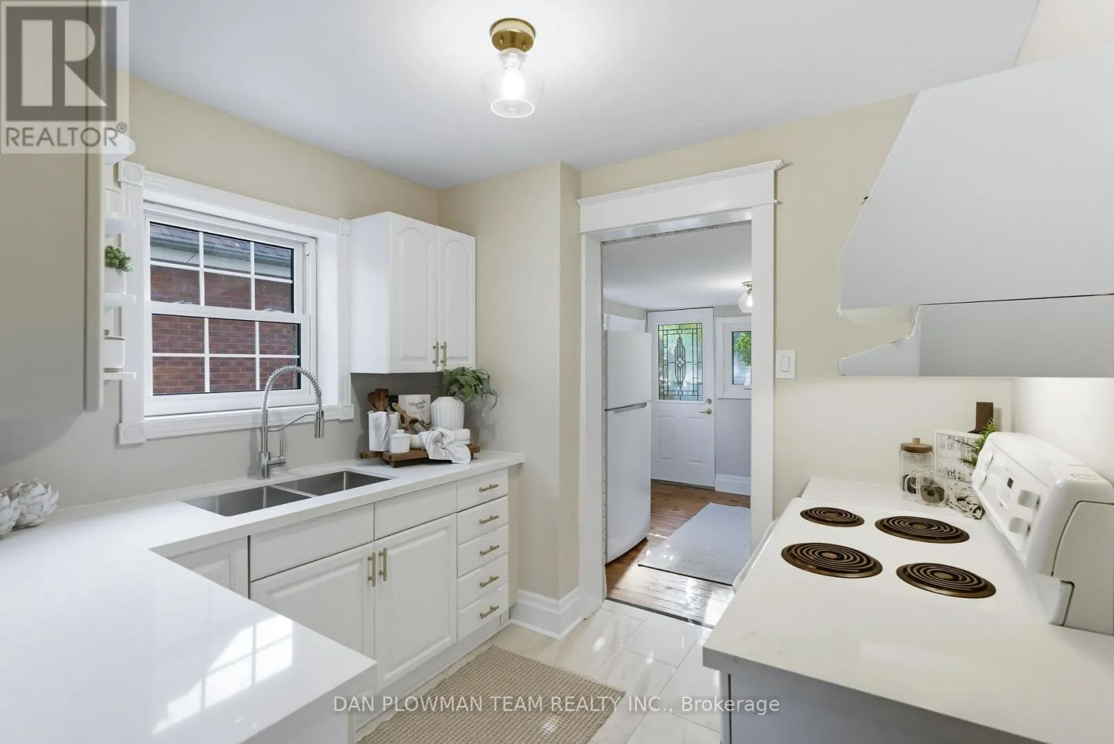 156 ROXBOROUGH AVENUE
