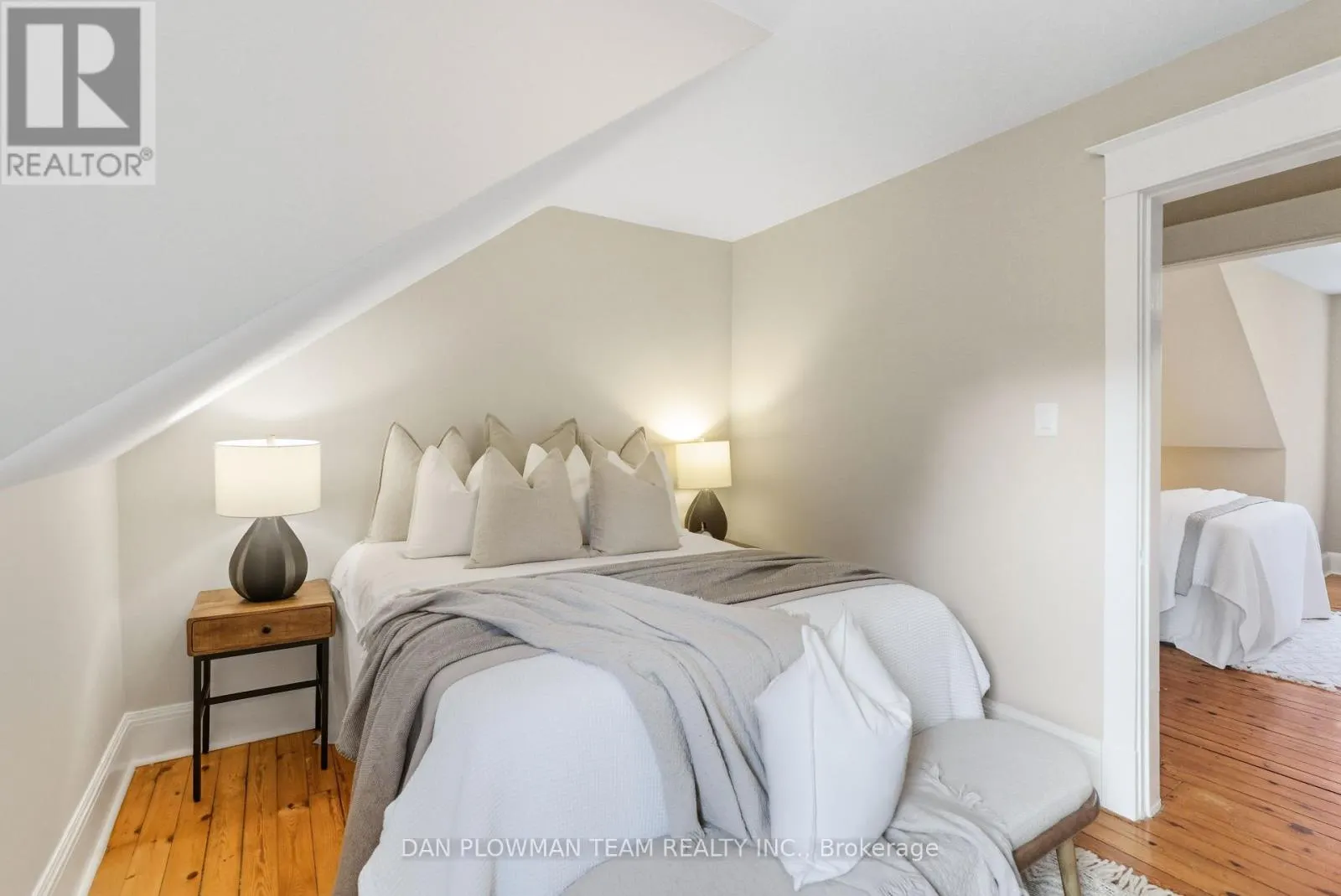 156 ROXBOROUGH AVENUE