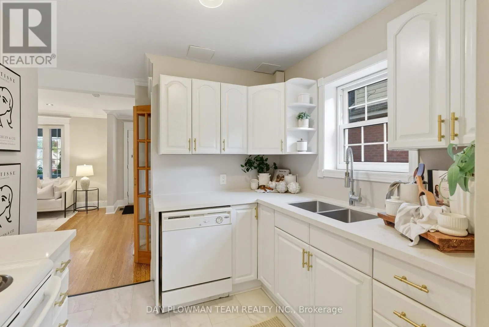 156 ROXBOROUGH AVENUE