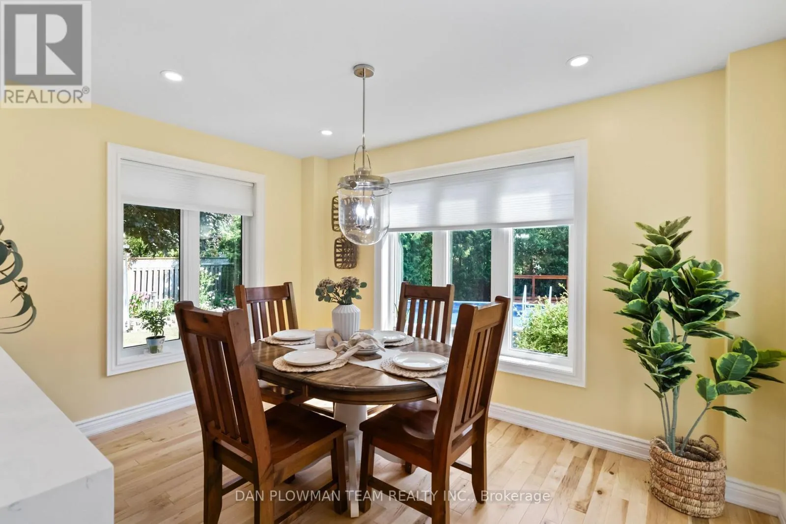18 HEADLANDS CRESCENT