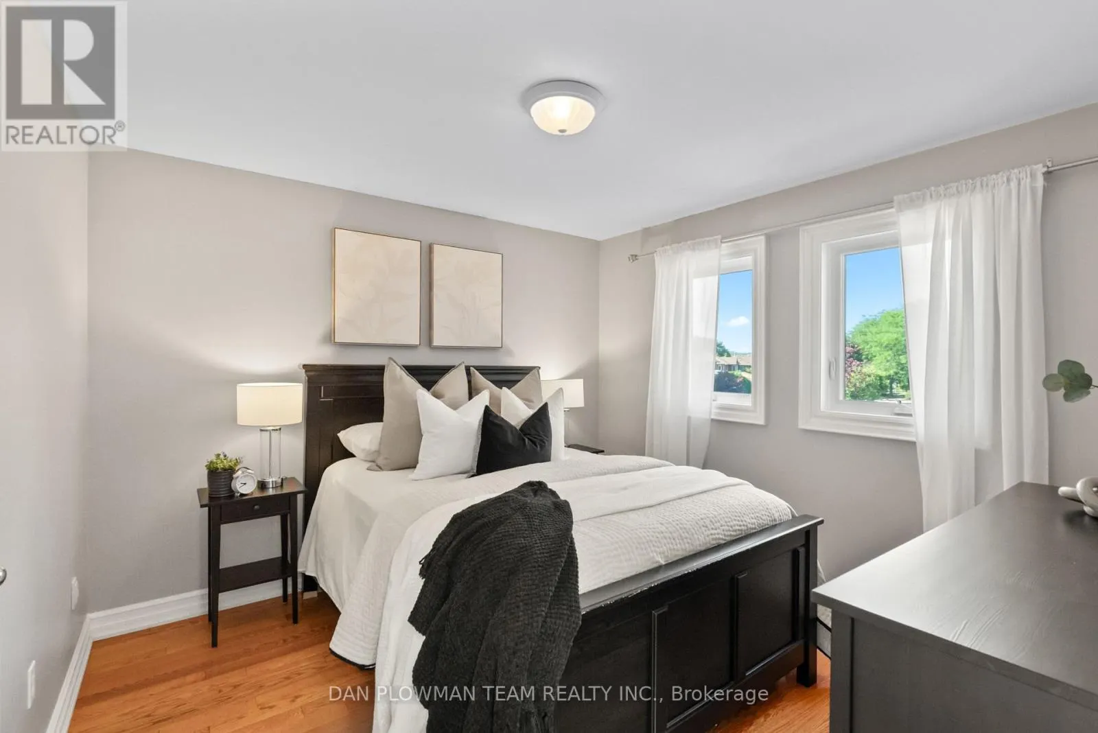 18 HEADLANDS CRESCENT