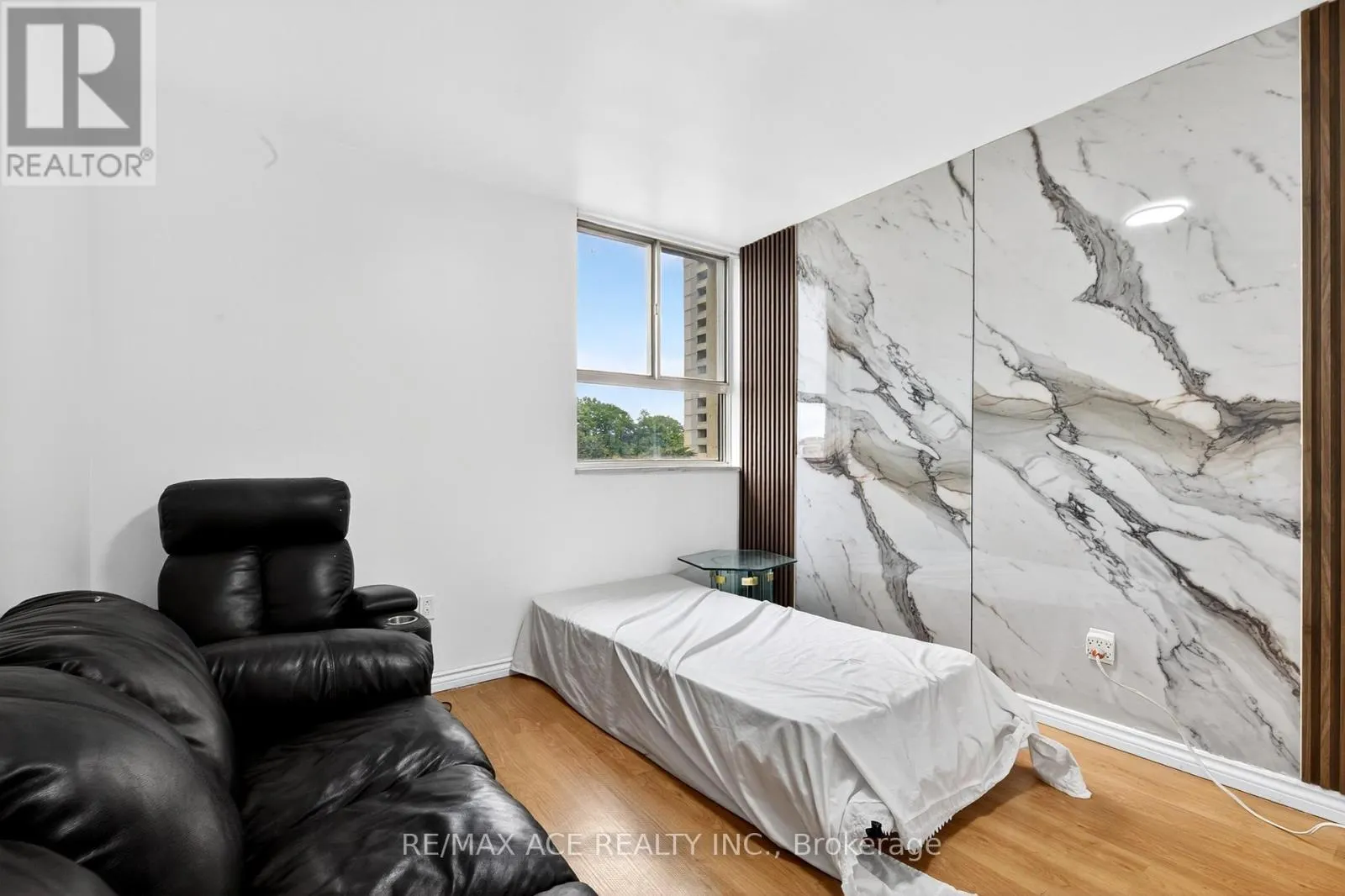 303 - 10 CRESCENT TOWN ROAD