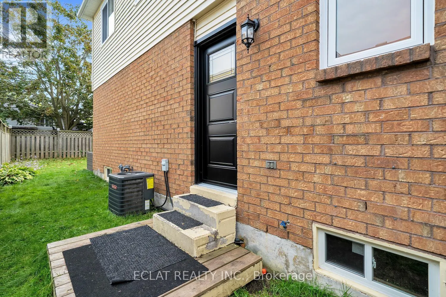 11 STRATHALLAN DRIVE S