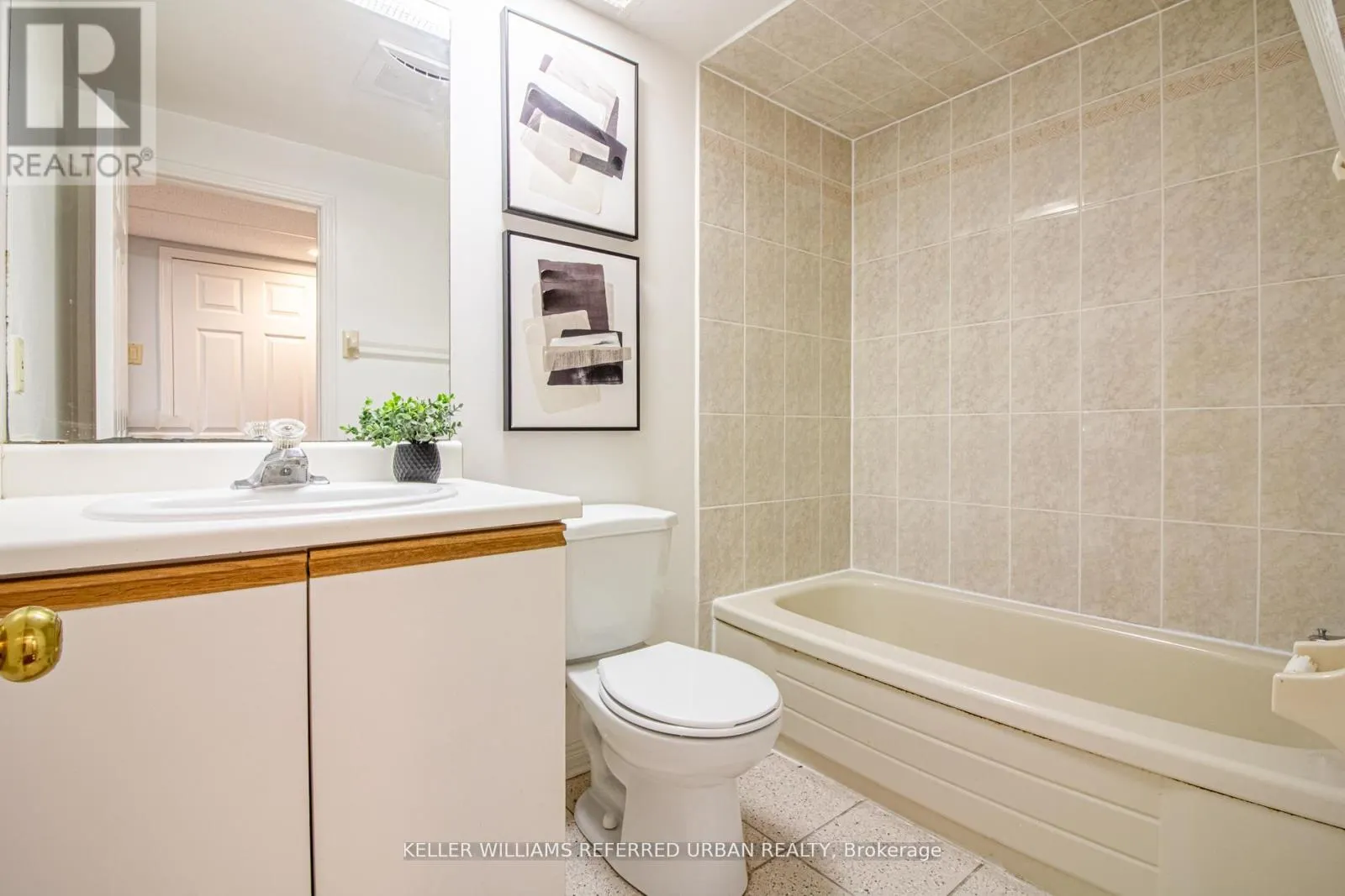63 HOLMBUSH CRESCENT