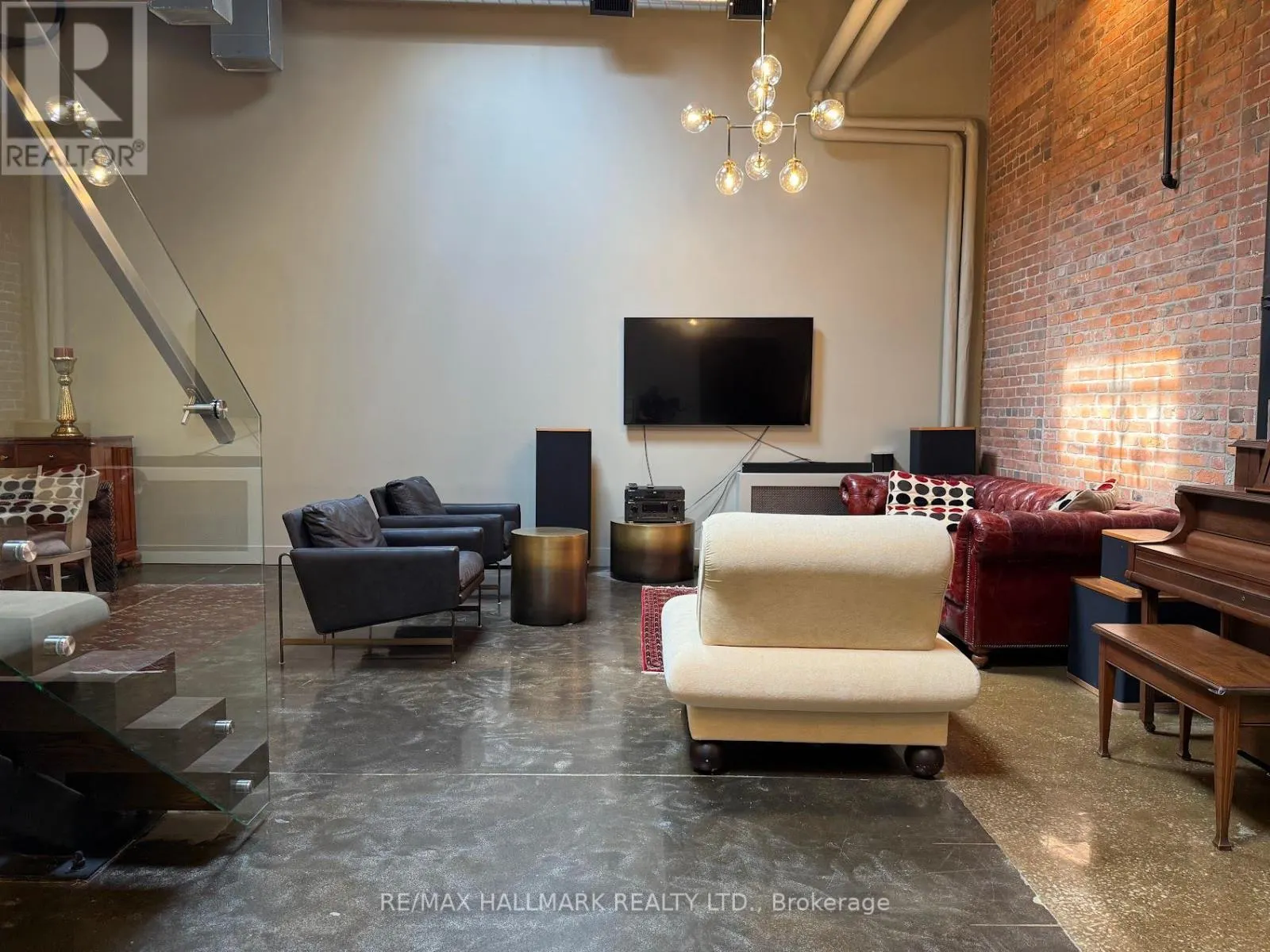 122 - 326 CARLAW AVENUE