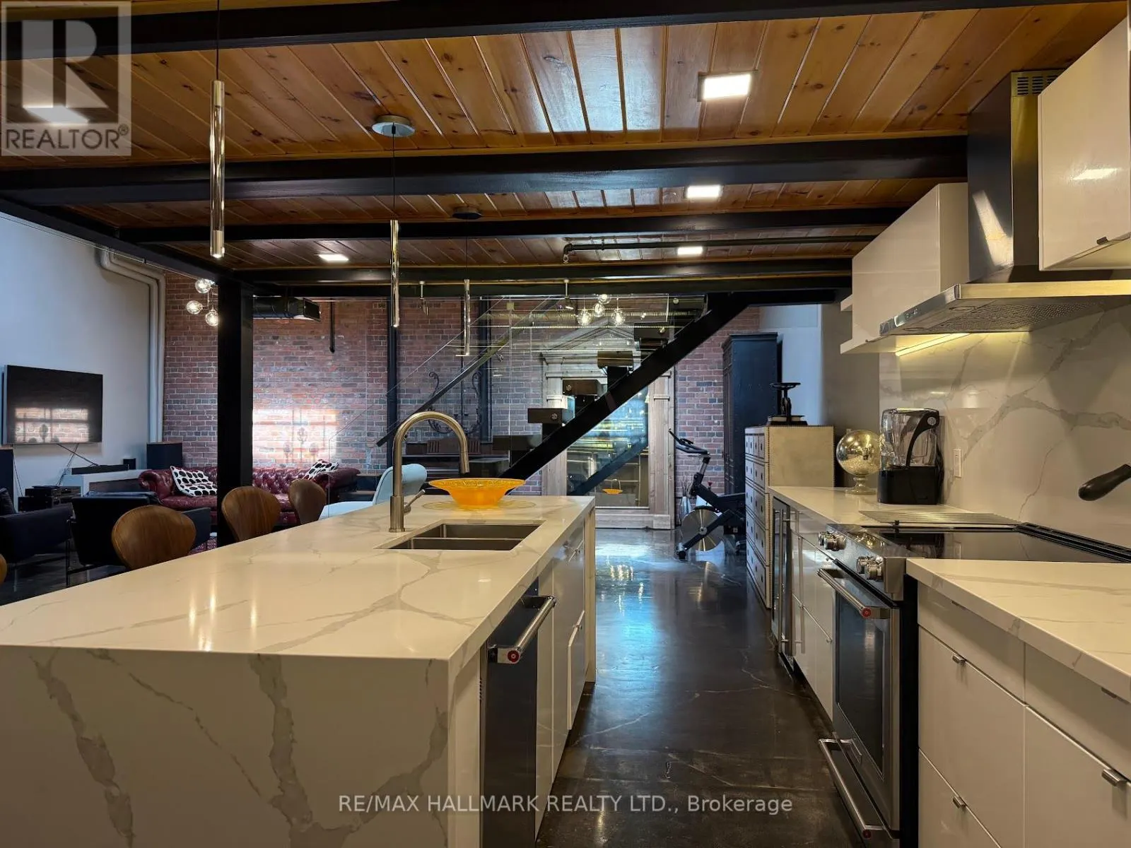 122 - 326 CARLAW AVENUE