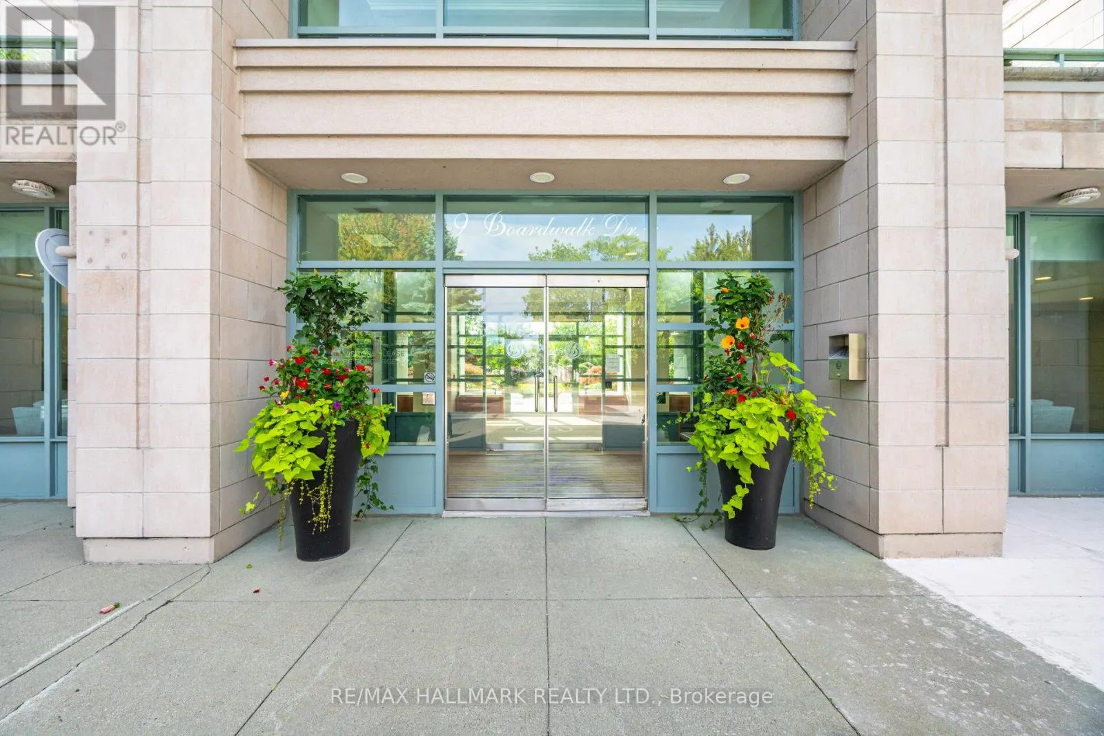 PH5 - 9 BOARDWALK DRIVE