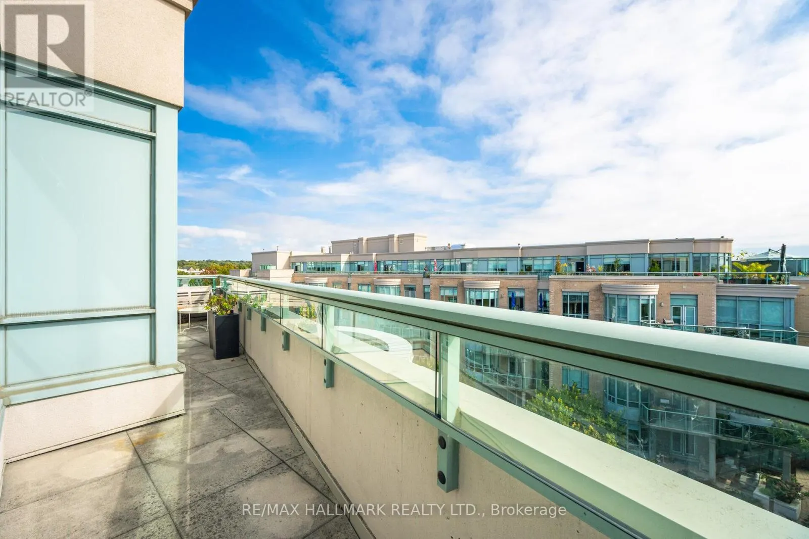 PH5 - 9 BOARDWALK DRIVE