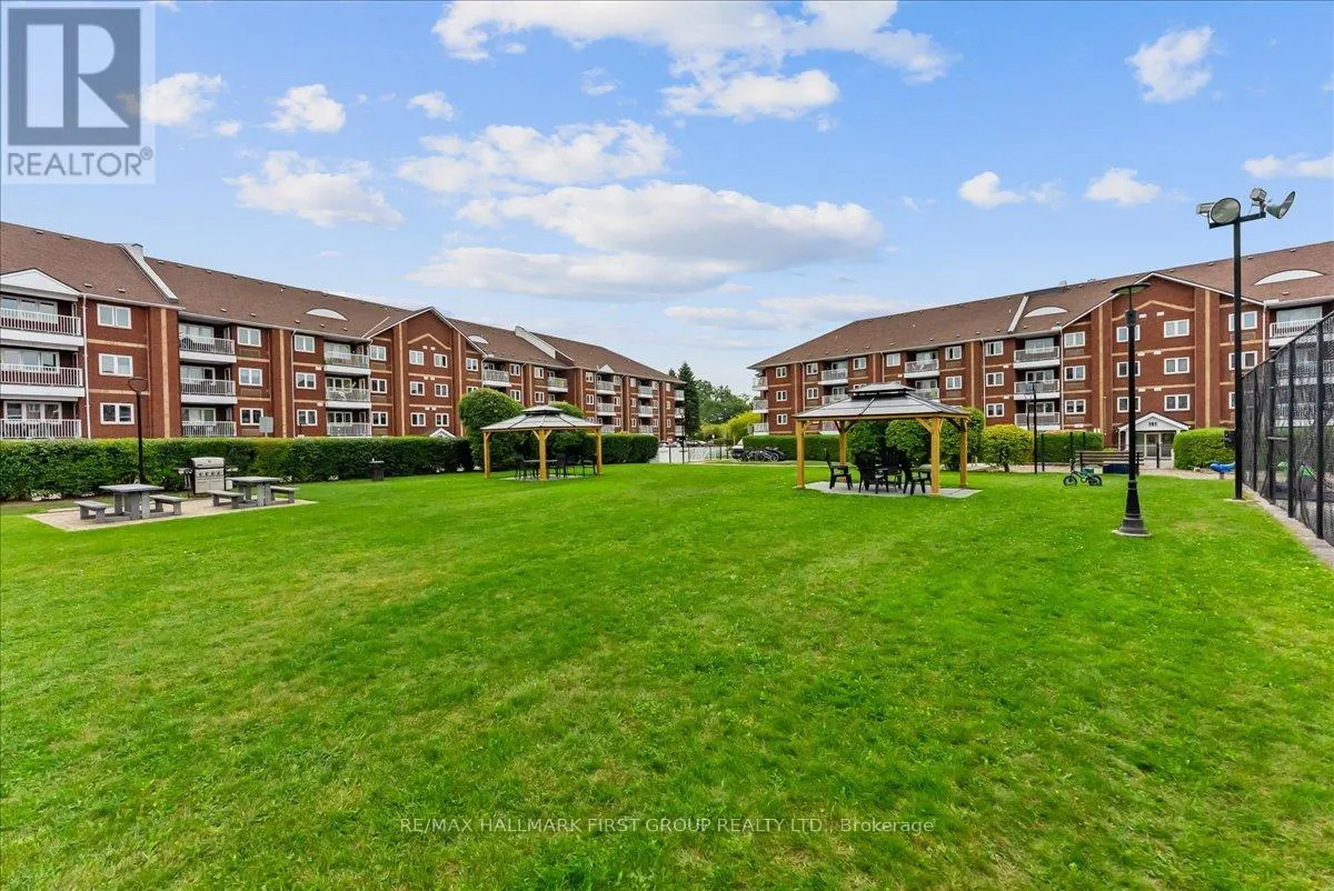 216 - 191 LAKE DRIVEWAY W