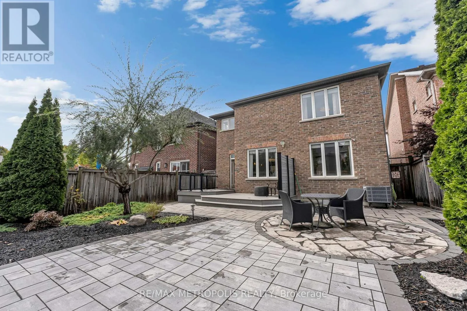 15 RUMBELLOW CRESCENT